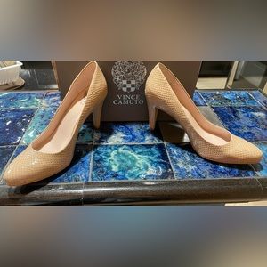 Vince Camuto Croissant Snake patent